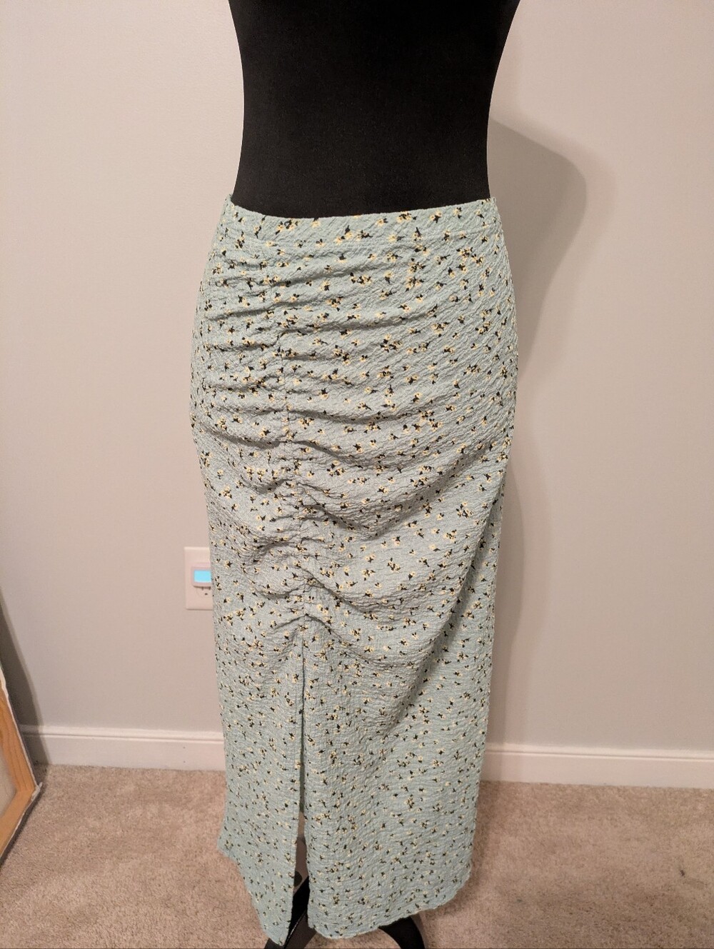 Light Green Floral Ruched Midi Skirt No Boundaries Size 11/13 Textured Slit